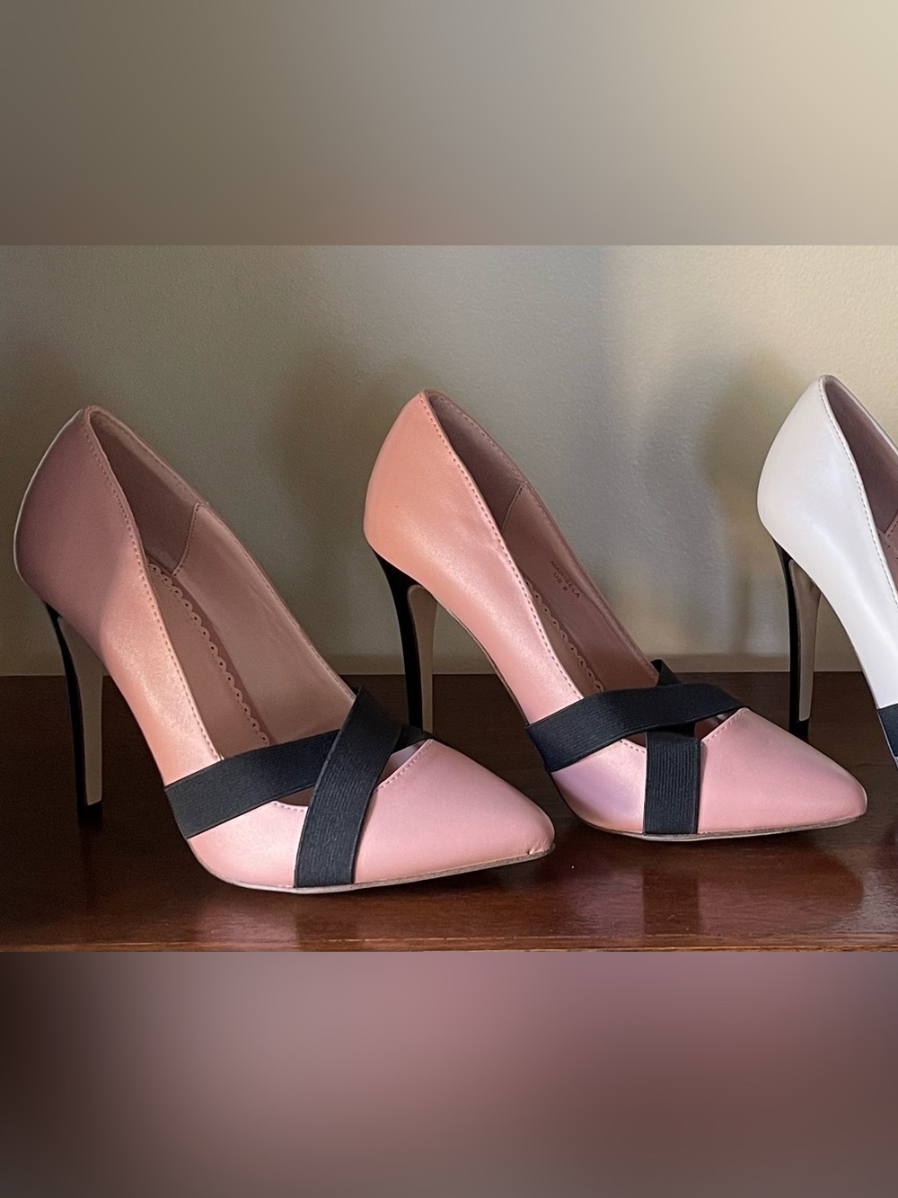 Madison by ShoeDazzle Blush Pink Pointed Toe Pumps Black Straps Size 8 NWOB